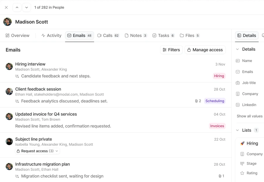 Der Reiter Emails an einem Personendatensatz in Attio: synchronisierte E-Mail-Threads mit Betreff, Personen und Datum