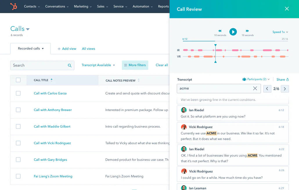 HubSpotʼning yozib olingan qoʻngʻiroqlar roʻyxati va Call Review paneli: ijro, ishtirokchilar xronologiyasi va qidiriladigan transkript