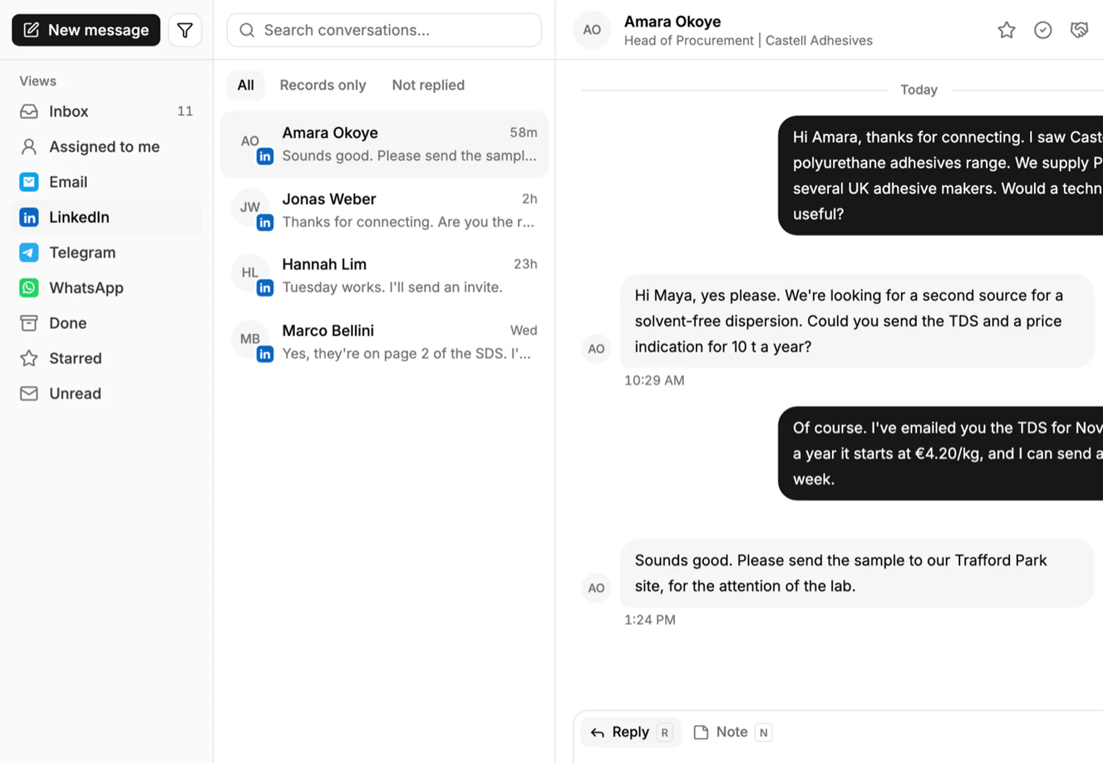 Der gemeinsame Posteingang mit geöffnetem LinkedIn-Thread, in dem ein Einkaufsleiter ein Muster anfragt