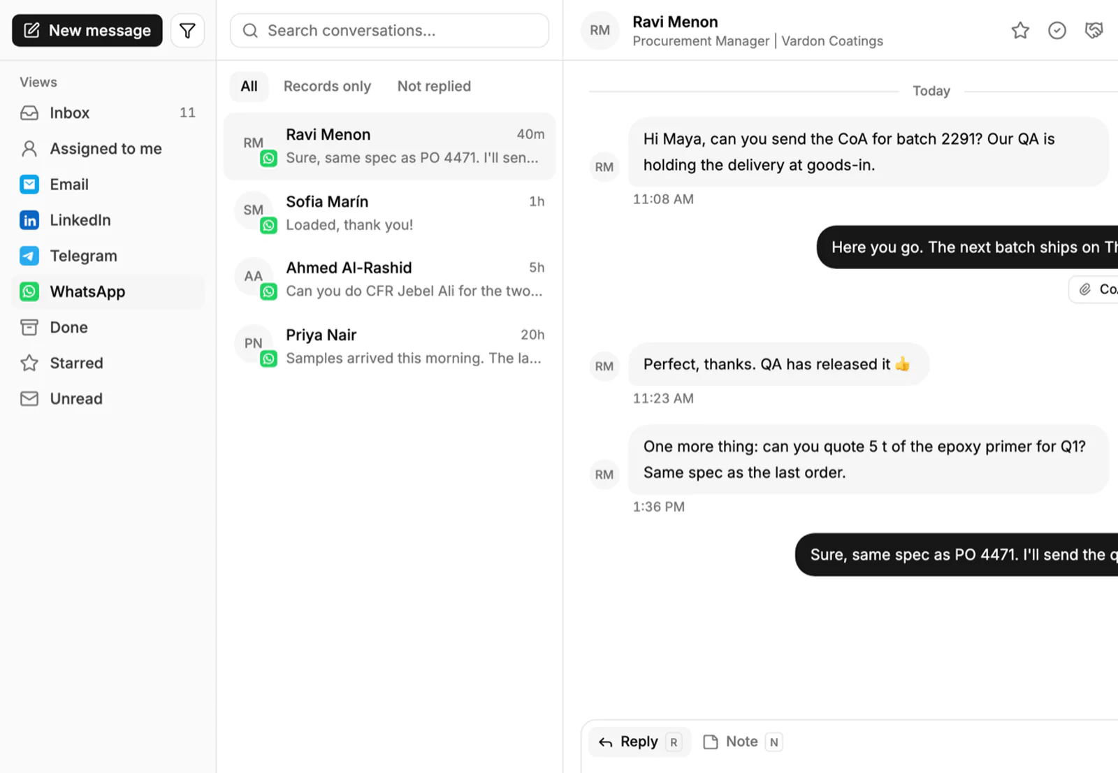 Der gemeinsame Posteingang mit geöffnetem WhatsApp-Thread, in dem ein Einkäufer ein Angebot anfragt, mit den Ansichten Email, LinkedIn, Telegram und WhatsApp